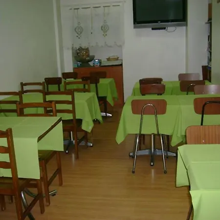 Residencial Moeda Pensión 3*